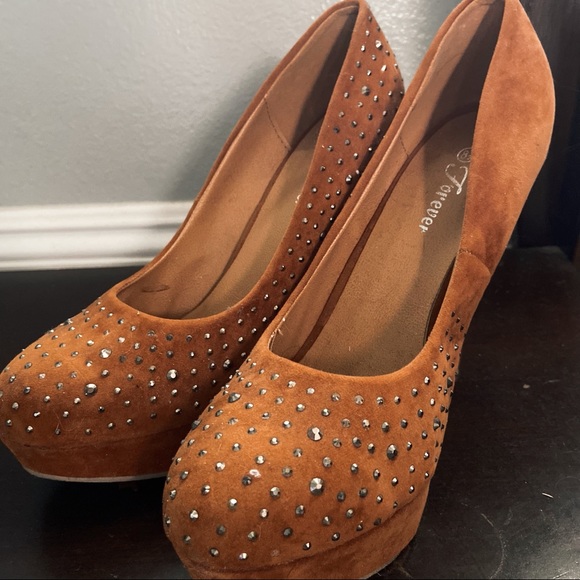 ✨🧡 Tan suede heels! Size 10, worn once! $10.00 - Picture 3 of 3